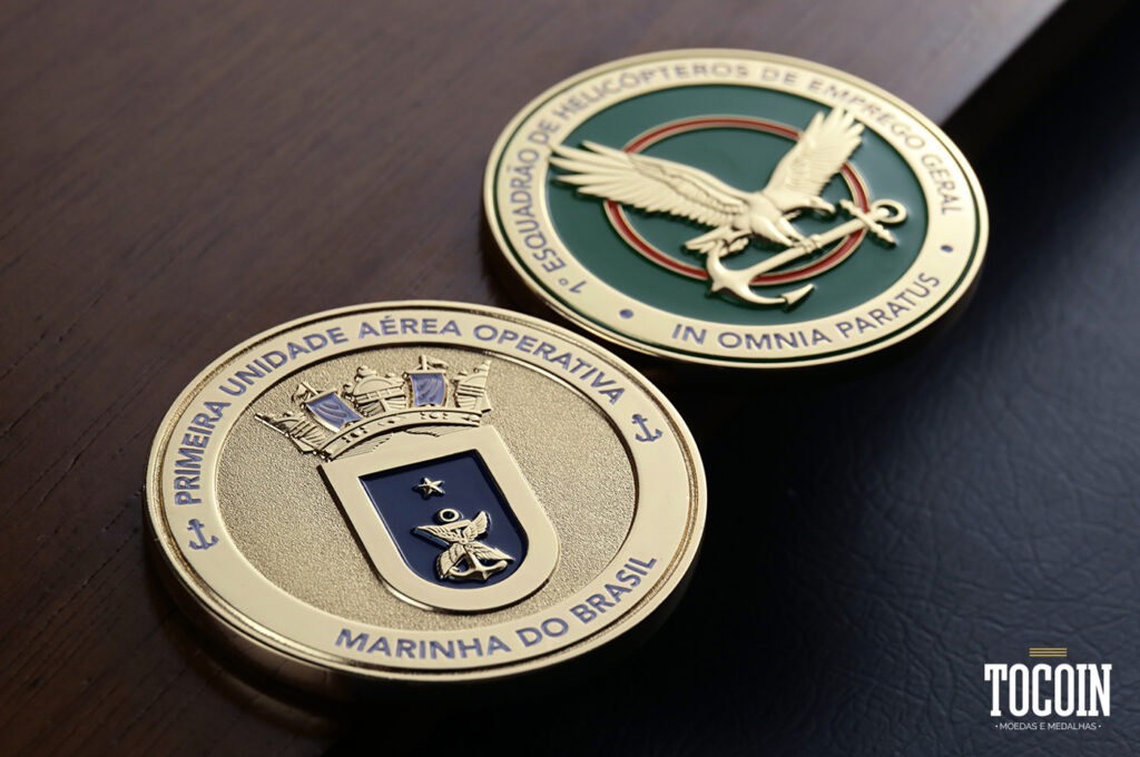 Duas moedas do 1º Esquadrão de Helicópteros de Emprego Geral da Marinha do Brasil