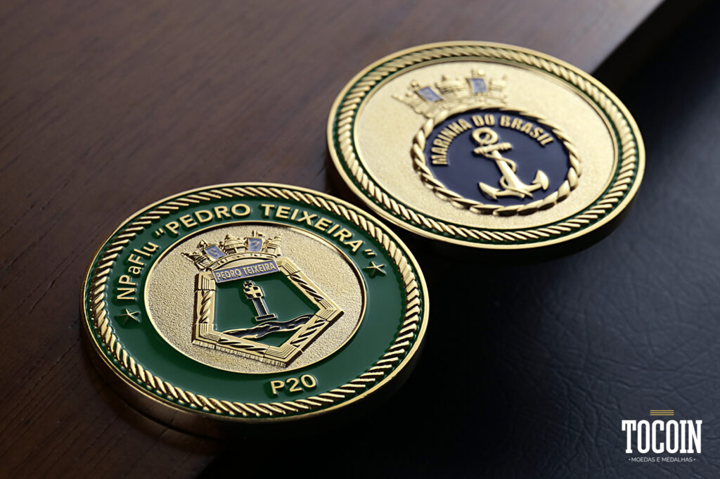 Duas moedas do Navio de Patrulha Fluvial "Pedro Teixeira" P20 da Marinha do Brasil