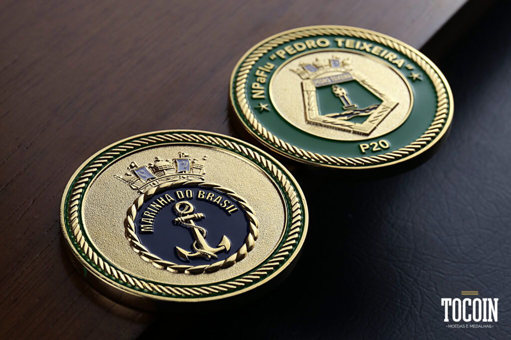 Duas moedas do Navio de Patrulha Fluvial "Pedro Teixeira" P20 da Marinha do Brasil
