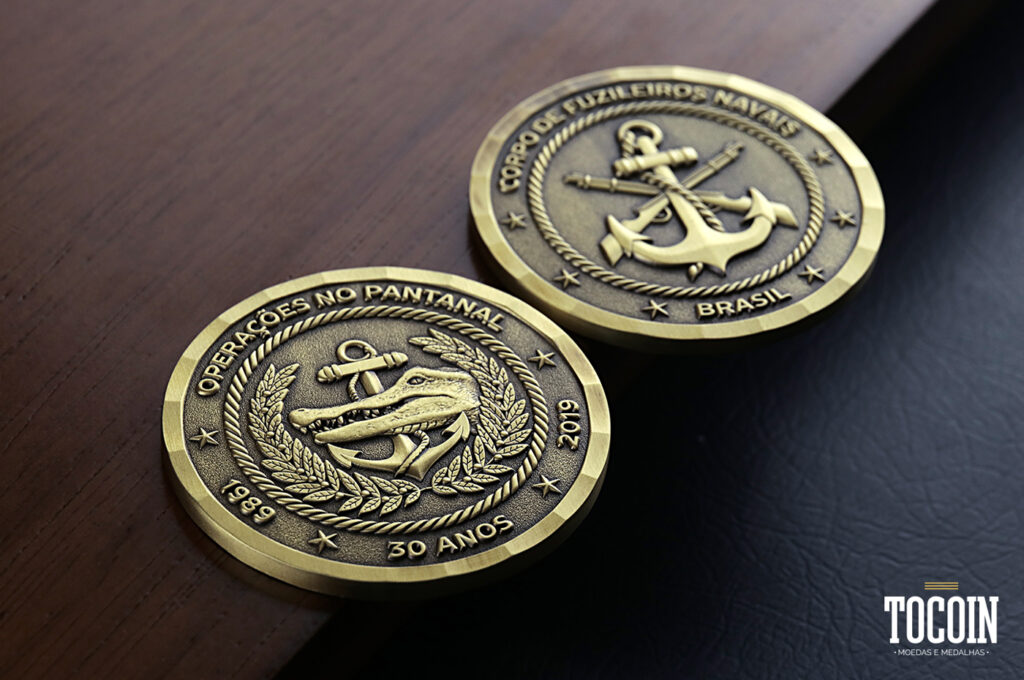 Duas moedas dos 30 anos das Operações no Pantanal do CFN da Marinha do Brasil